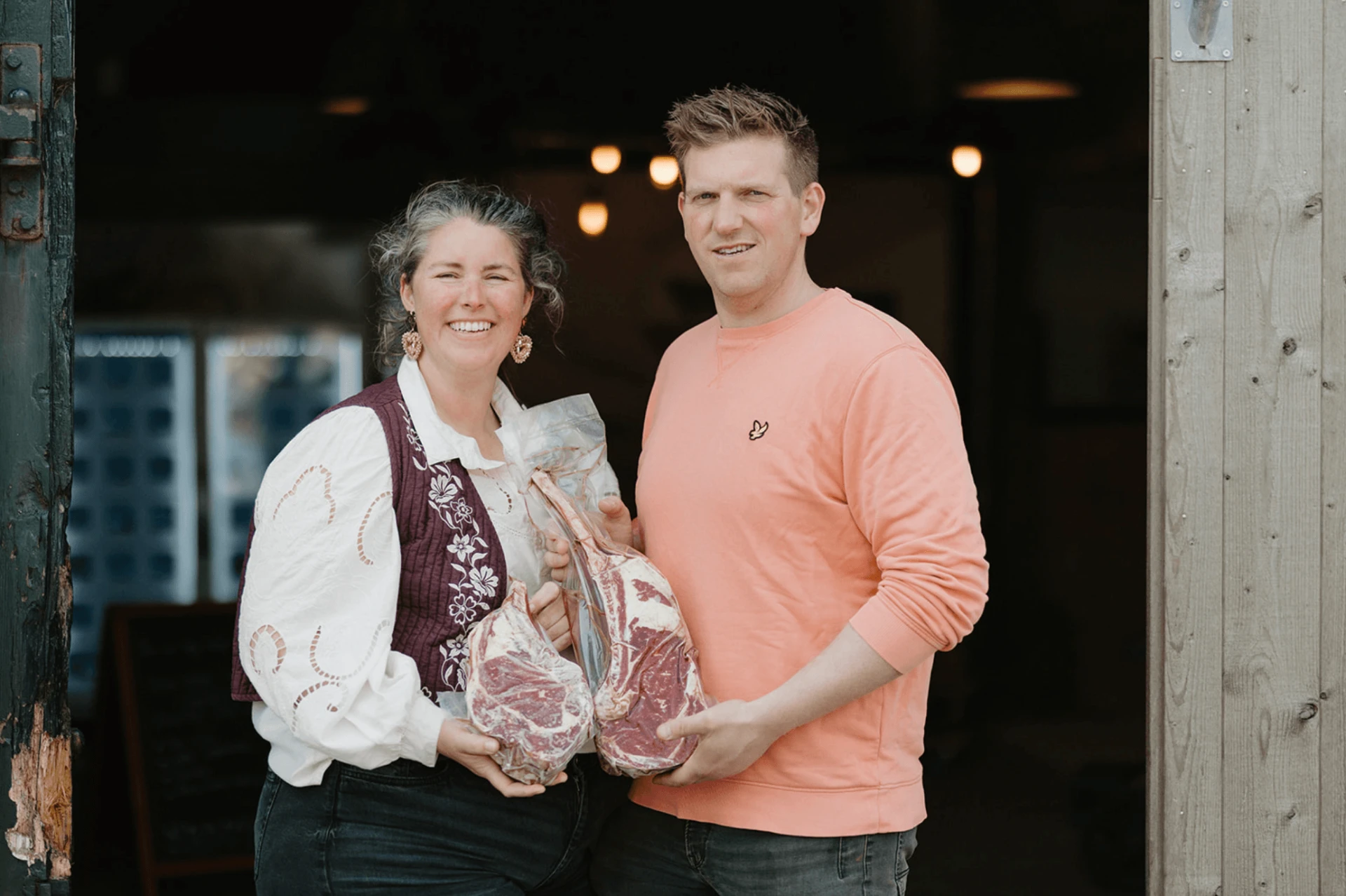 Kim en Sijb Dros met stukken Texels rundvlees bij de boerderijwinkel